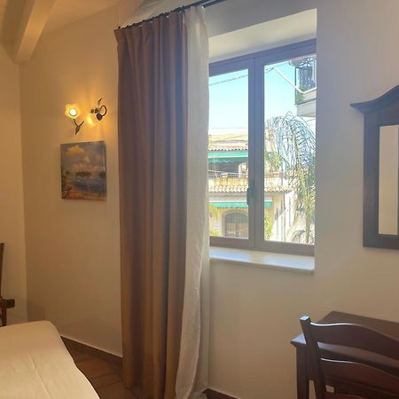 Hotel Capomulini 3 Stelle 阿奇雷亚莱 外观 照片