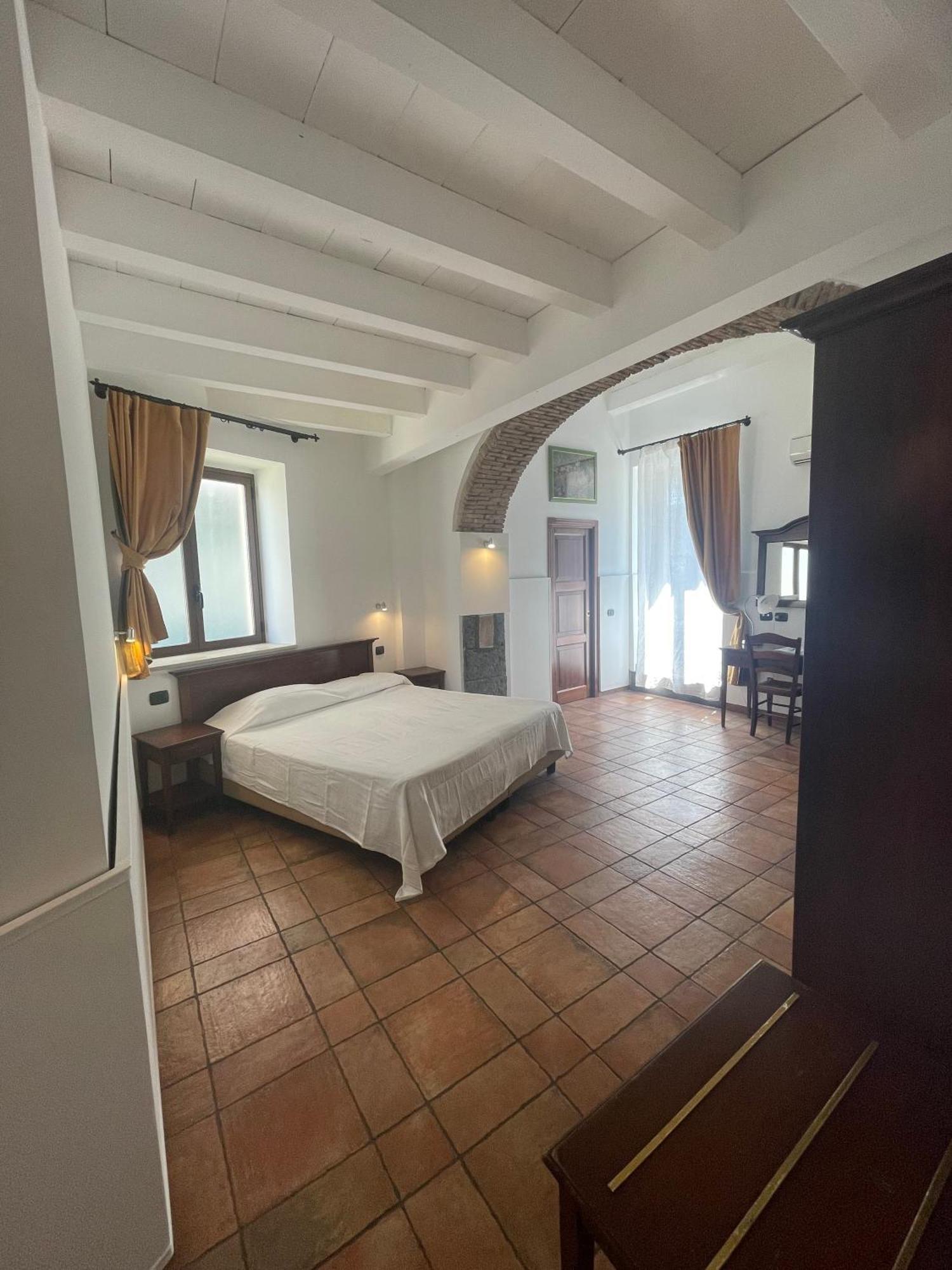Hotel Capomulini 3 Stelle 阿奇雷亚莱 外观 照片