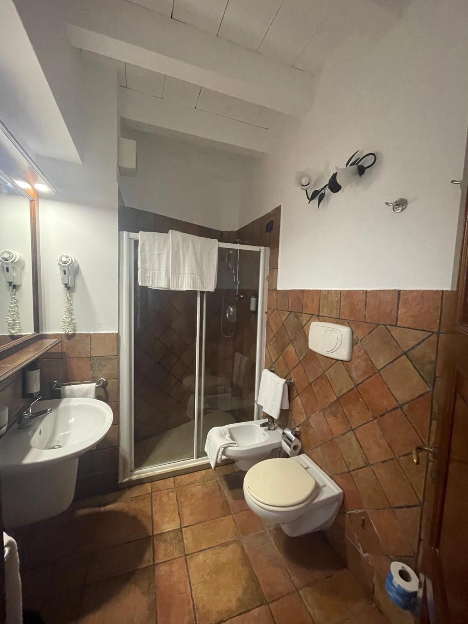 Hotel Capomulini 3 Stelle 阿奇雷亚莱 外观 照片