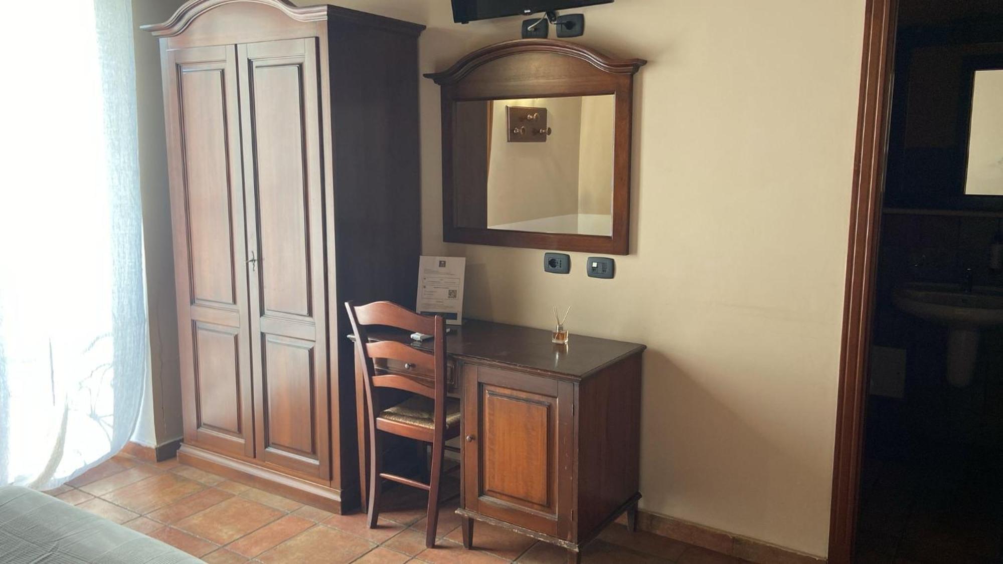 Hotel Capomulini 3 Stelle 阿奇雷亚莱 外观 照片