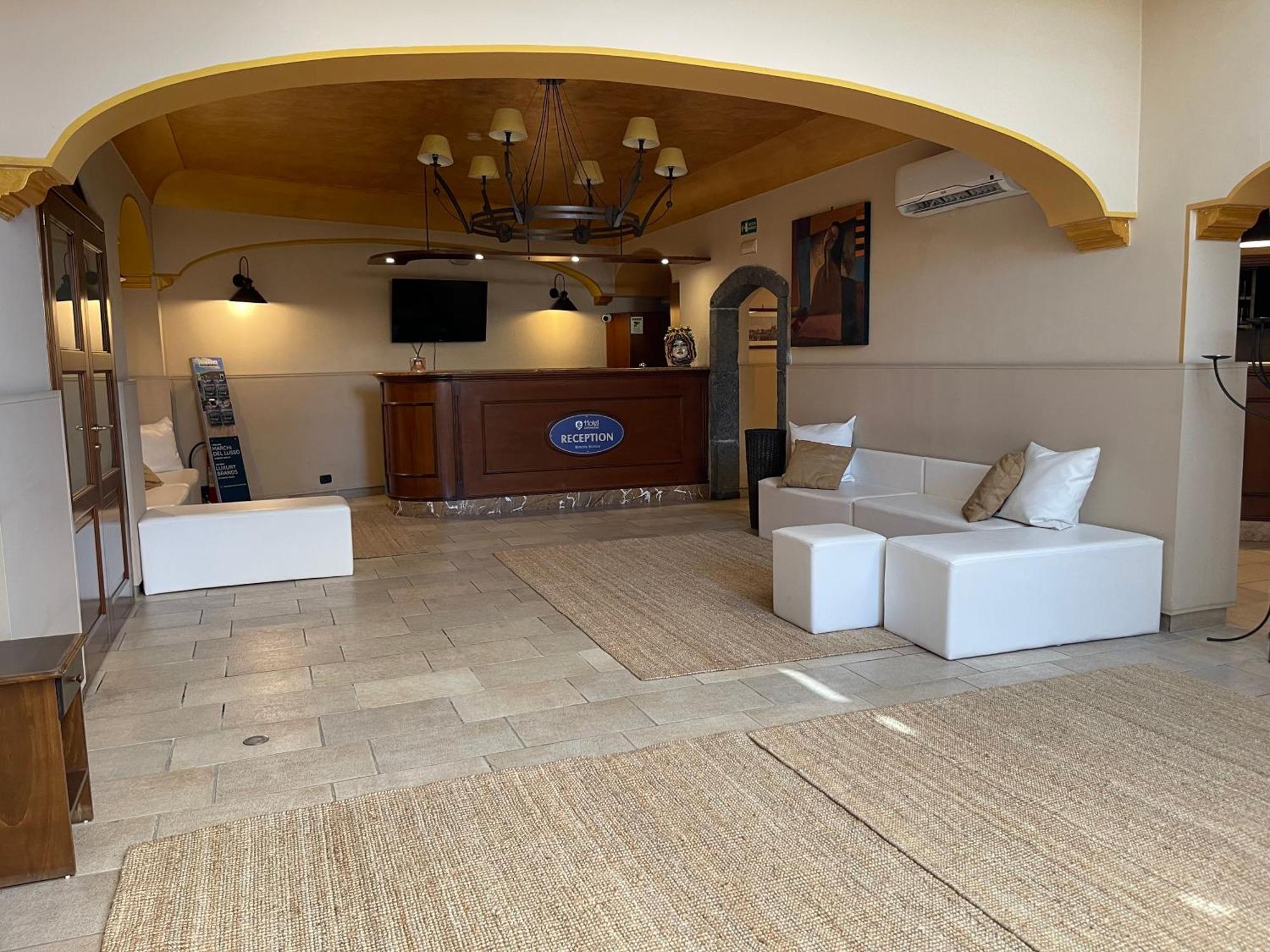 Hotel Capomulini 3 Stelle 阿奇雷亚莱 外观 照片