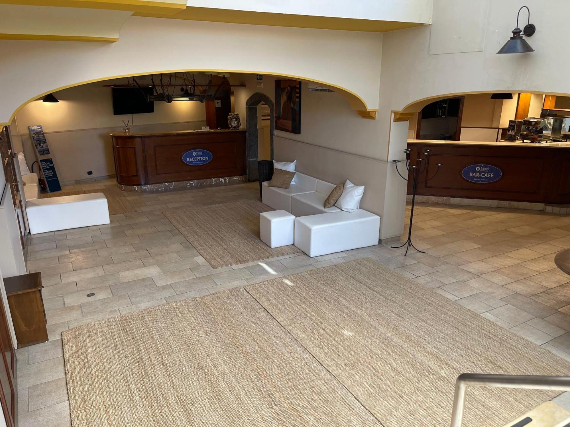 Hotel Capomulini 3 Stelle 阿奇雷亚莱 外观 照片