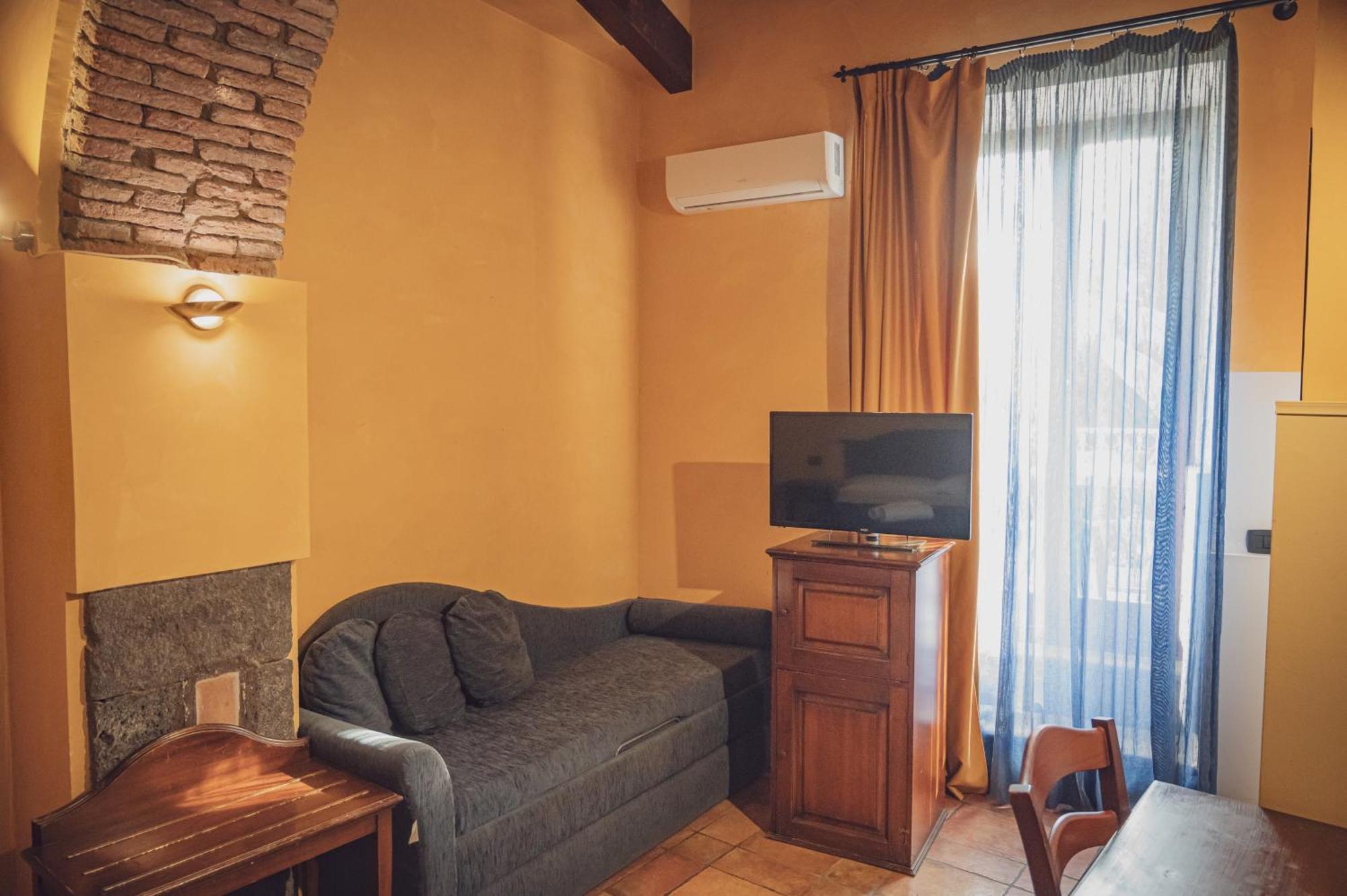 Hotel Capomulini 3 Stelle 阿奇雷亚莱 外观 照片